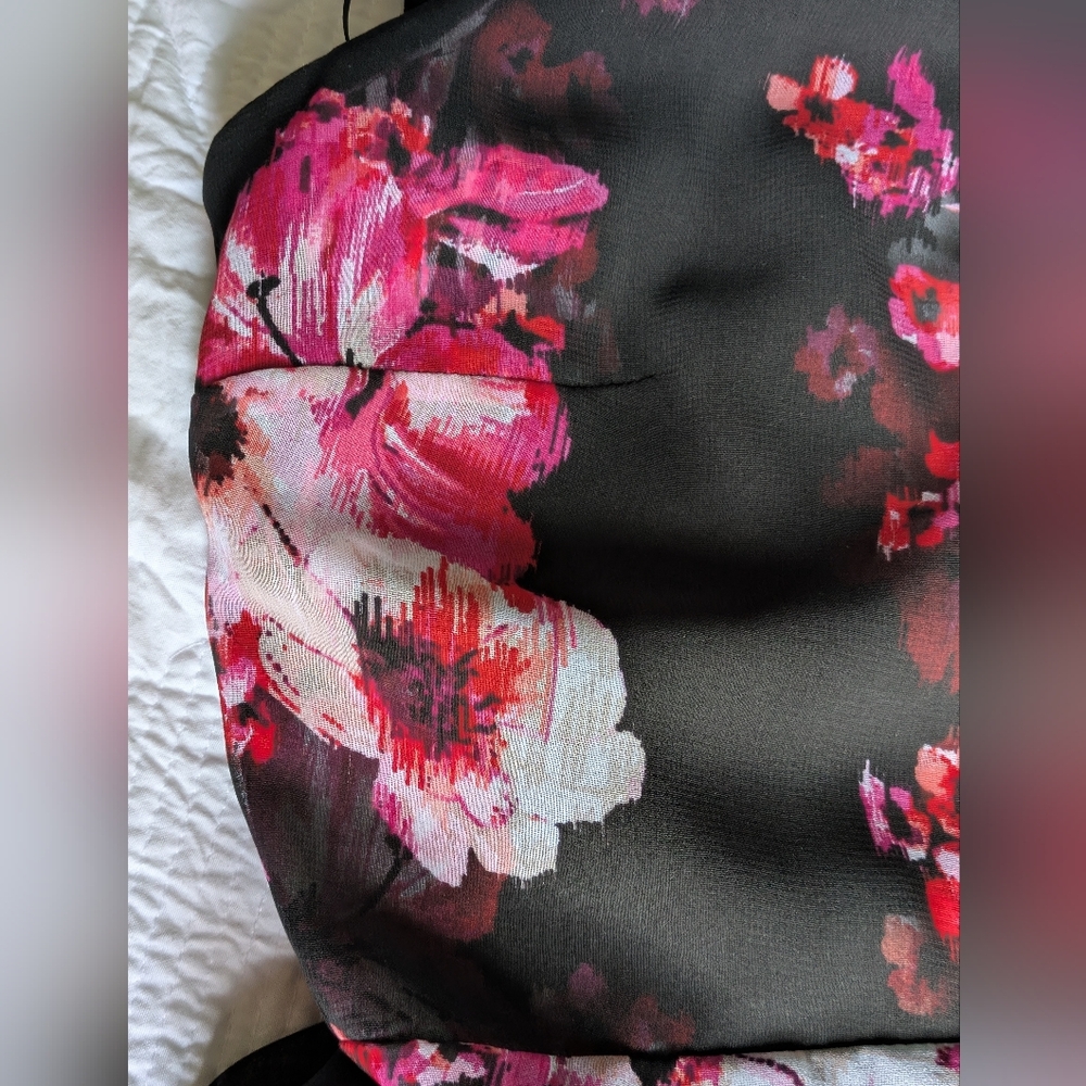 EUC....White House Black Market Floral Chiffon Ruffle Fit & Flare Dress Size 2 - Picture 11 of 12